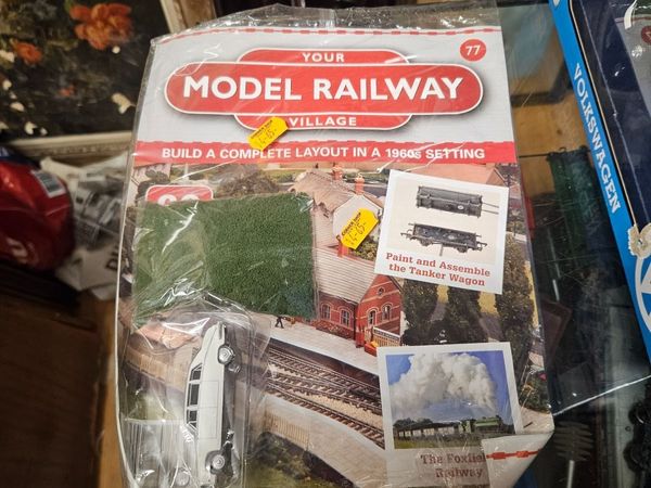 Hornby Atlas OO Gauge Car and Scatter - Main image