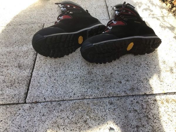 hiking boots - Main image