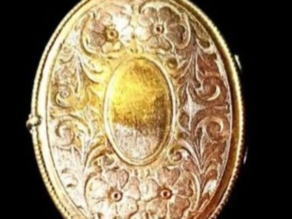 Large Antique Victorian 15ct Gold Engraved Locket - Main image