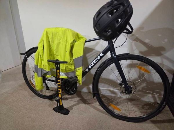 Trek FX 2 Disc Hybrid Size L (2023, Low Use),  Helmet, Pump and Jacket - Main image