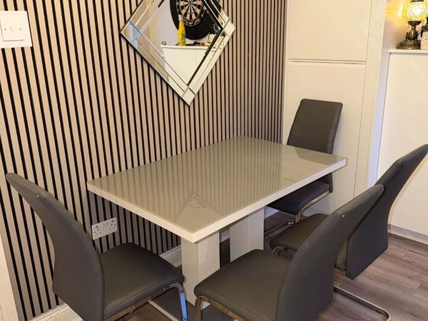 Kichen, table and chairs - Main image