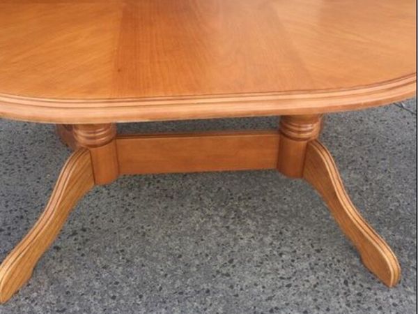 Pine dining room table - Main image