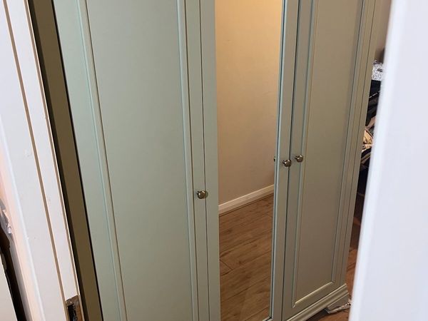 Triple door wardrobe Light green colour €150 - Main image