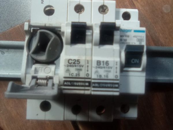 63. AMP.   SWITCH.  FUSE.  AND.  3.    BREAKERS. - Main image
