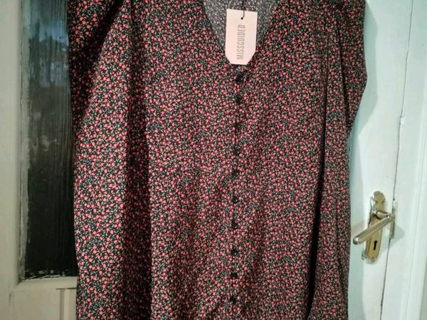 This Missguided dress features a ditsy floral prin - Main image