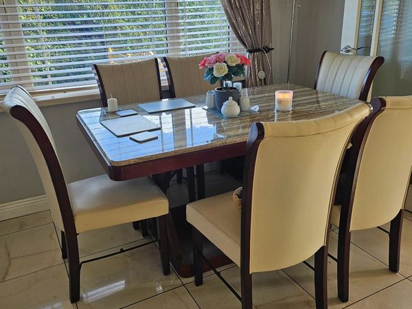 Table and chairs - Main image