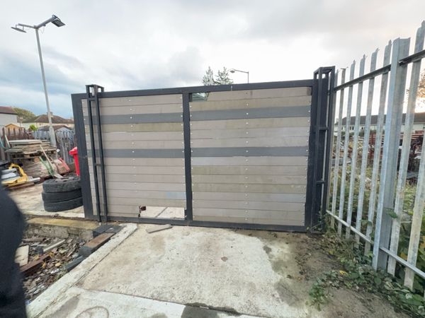 Roller gate  14ft wide inc posts - Main image