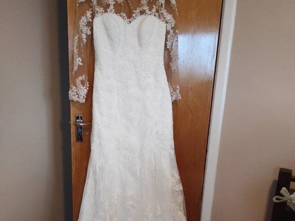New size 12 wedding dress never worn - Main image