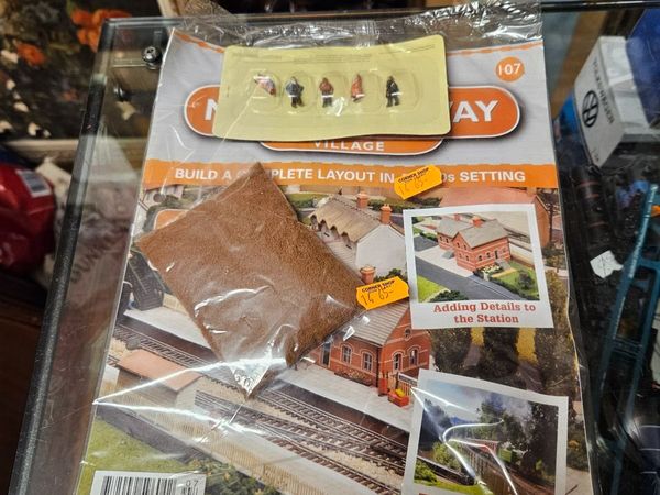 Hornby OO Gauge People with Scatter - Main image