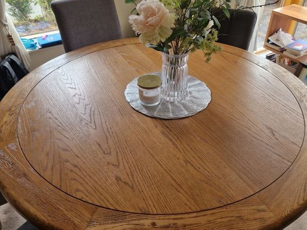 Dining room table - Main image