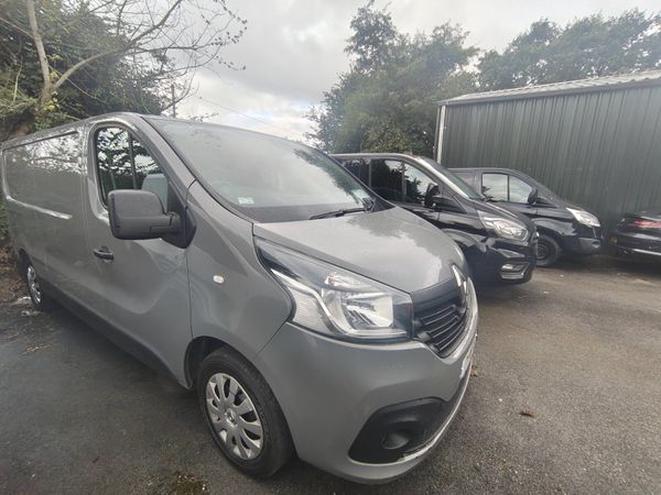 Renault Trafic 2017 long wheel base van - Main image