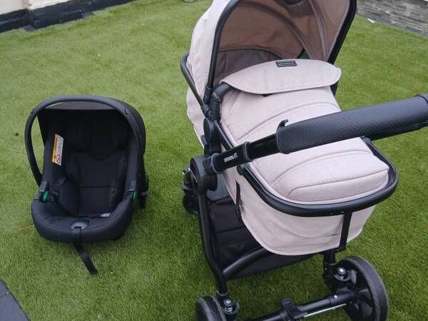 panorama xti 2-in-1 buggy with carseat and rain cover and next to me - Main image