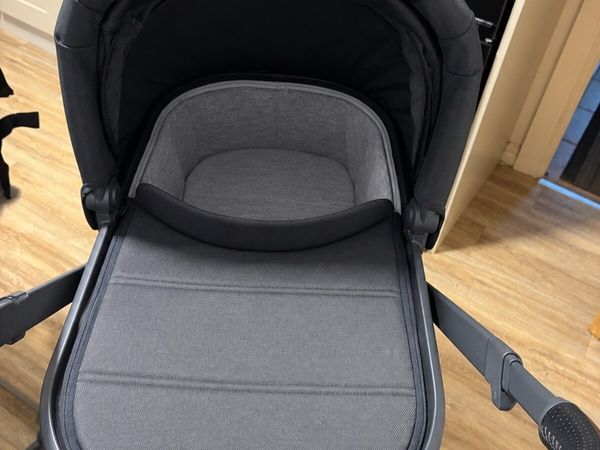 UPPAbaby Vista V2 with extras - black - Main image