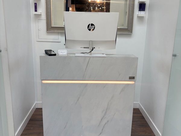 Reception desk and computer - Main image