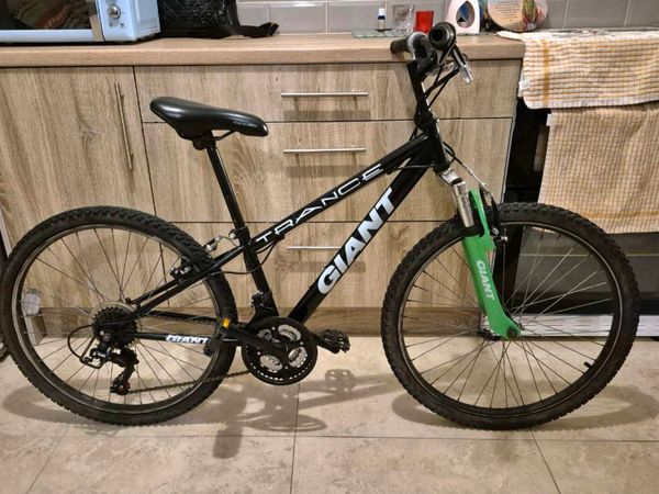 24” GIANT BIKE TO SUIT AGE 9 - 12 EVERYTHING WORKS - Main image