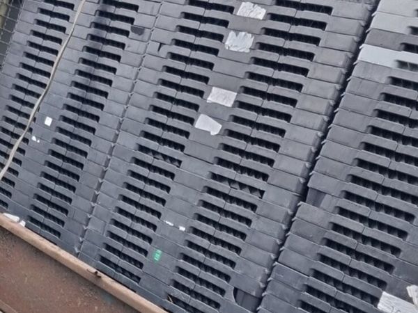 300 plastic pallets - Main image