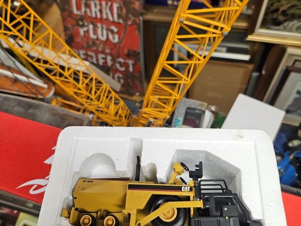 Corgi NZG Catapillar Paver 1.50 - Main image