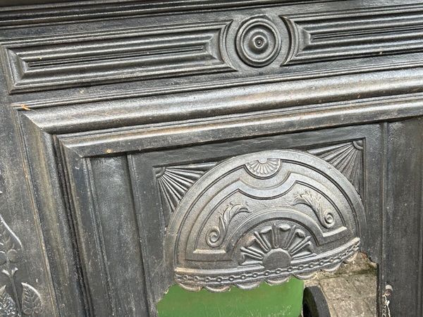 Cast iron fire place - Main image
