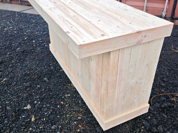 Rustic kitchen island with overhang - Main image