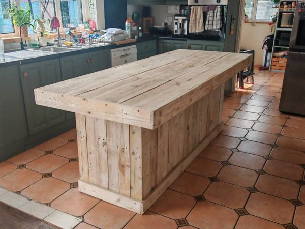 Rustic kitchen island with triple overhang - Main image