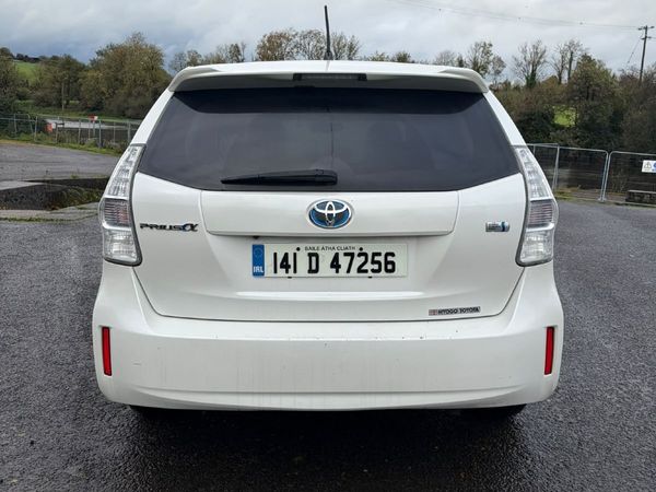 Toyota Prius Alpha - Main image