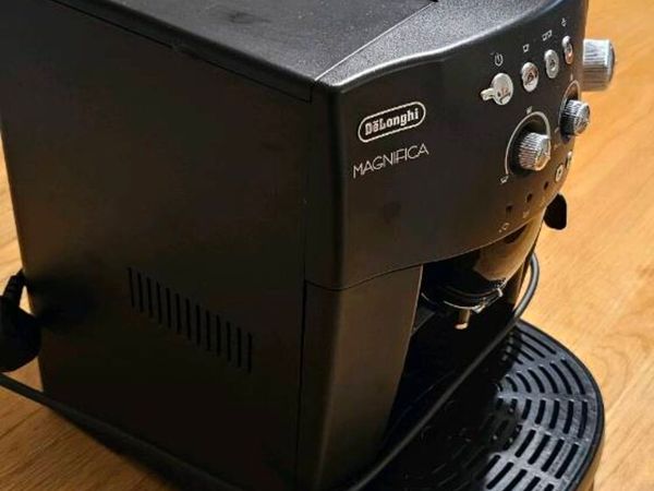 De’Longhi Magnifica ESAM 4000.B Coffee Machine - Main image