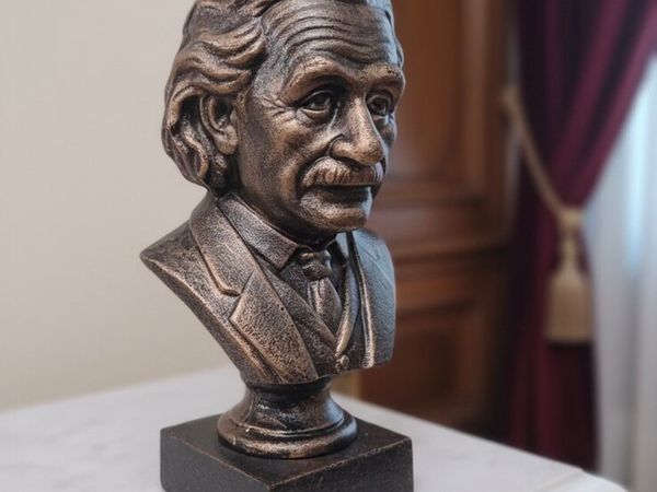 Albert Einstein bust - Main image