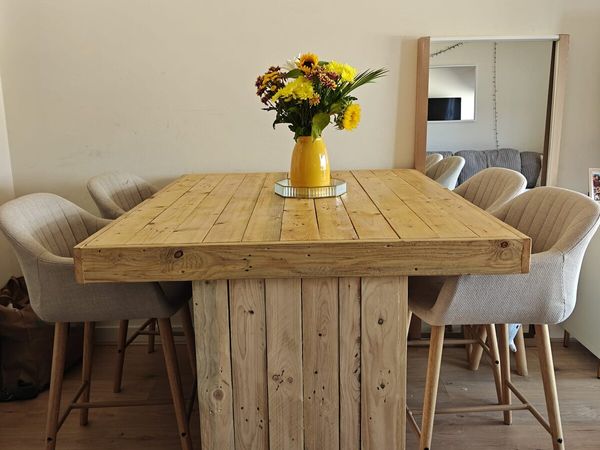 Rustic kitchen island with double overhang - Main image