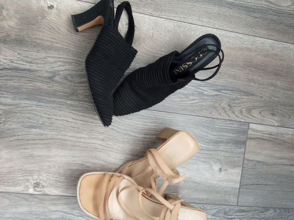 (Free) Women's Sandals x 2. - Main image