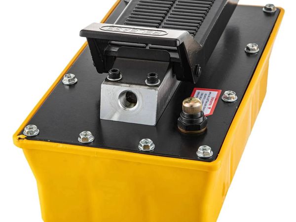 Air Hydraulic Foot Pump 10,000 PSI with Hose - Main image