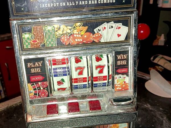Mechanical slot machine piggy bank - Main image
