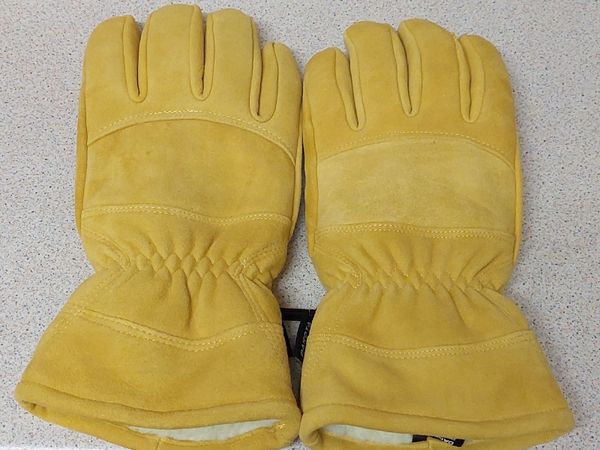 Yellow winter gloves - Main image