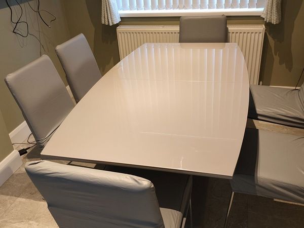 Dining table and chairs - Main image