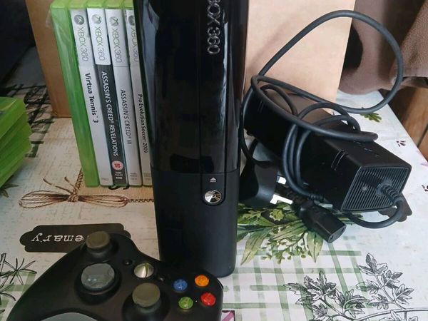 Xbox 360 E 250gb with controller and games - Main image