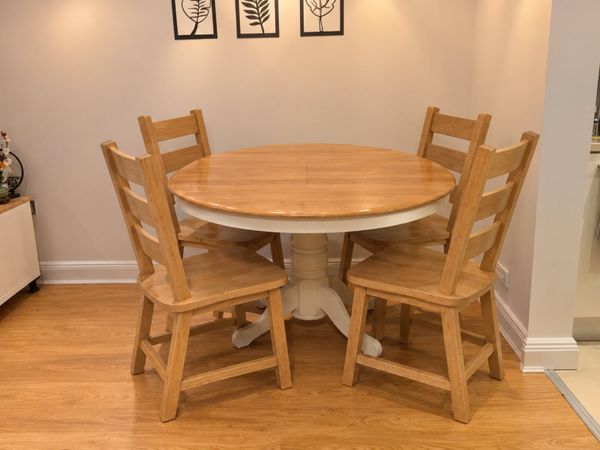 Solid tabke and 4 chairs - Main image