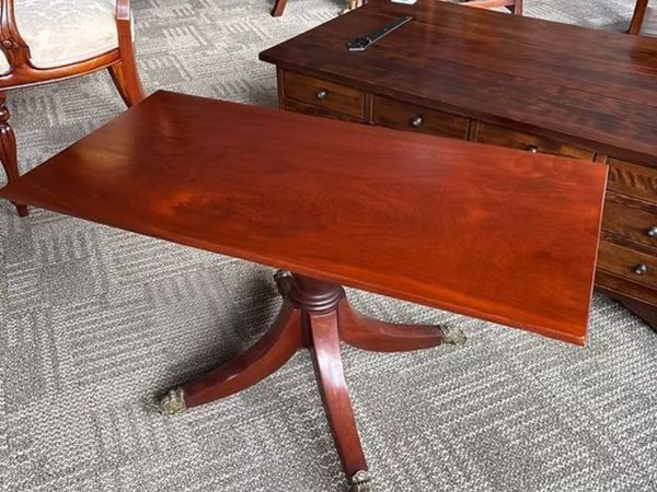 Elegant rectangular coffee table with a beautifull - Main image