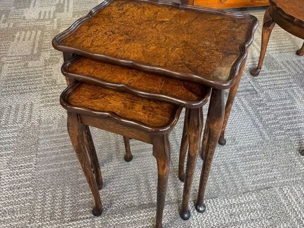 Vintage set of three nest of tables raised on cabr - Main image