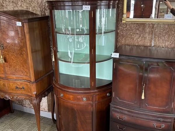 Mahogany bow-front display cabinet - Main image