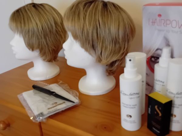 2 Short Blonde wigs - Main image