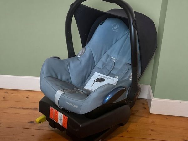 Maxi-Cosi Baby Car Seat & ISOFIX Base Bundle - Main image