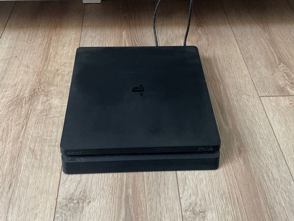 Playstation 4 Slim 500GB console and controller - Main image
