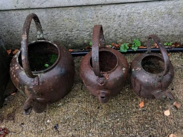 Ol cast iron kettles - Main image