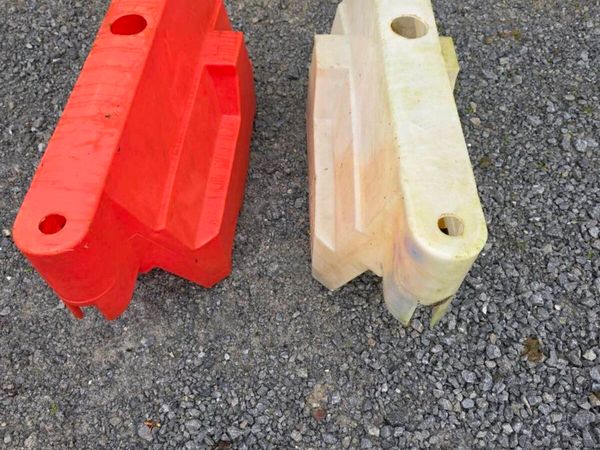 *27* Water fillable plastic road barriers - Main image