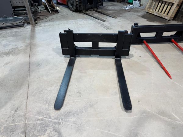 16" or 20" LF Superstrong Pallet Fork Carriages - Main image
