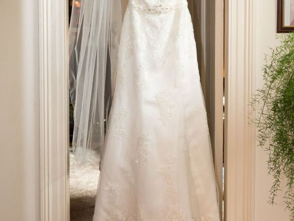 Wedding dress and veil - Main image