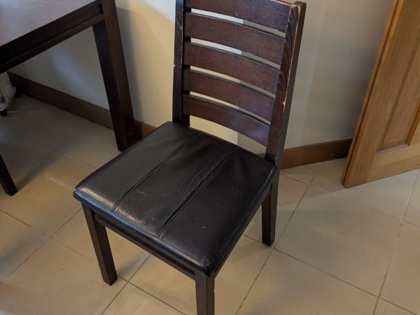 Table and four chairs - Main image