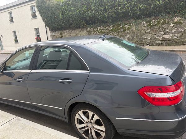 MERCEDES Benz E350 - Main image