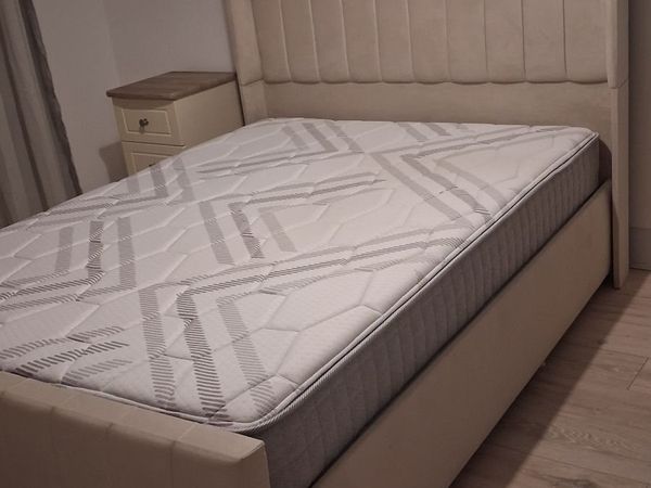 Luxury fabric Bed - Main image