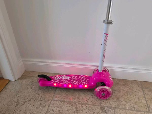 Pink 3 wheel light up scooter - Main image