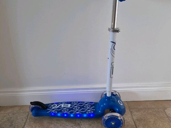 Blue light up 3 wheel scooter - Main image